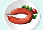 Ganze Bratwurst mit Pfeffer und Salz